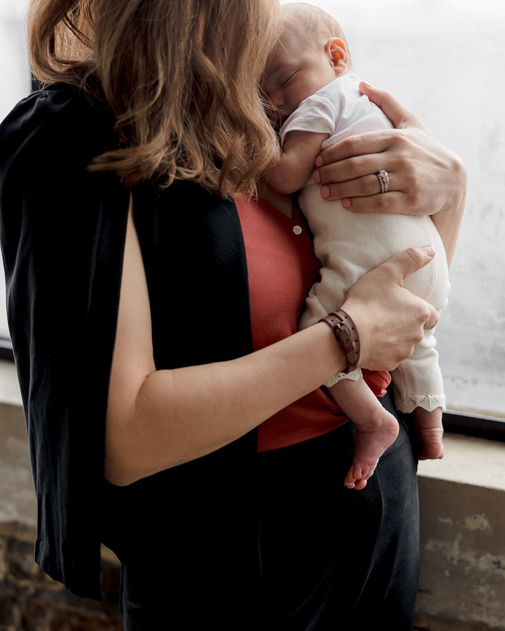 Elegant black cape blazer for nursing mothers, the best maternity clothes